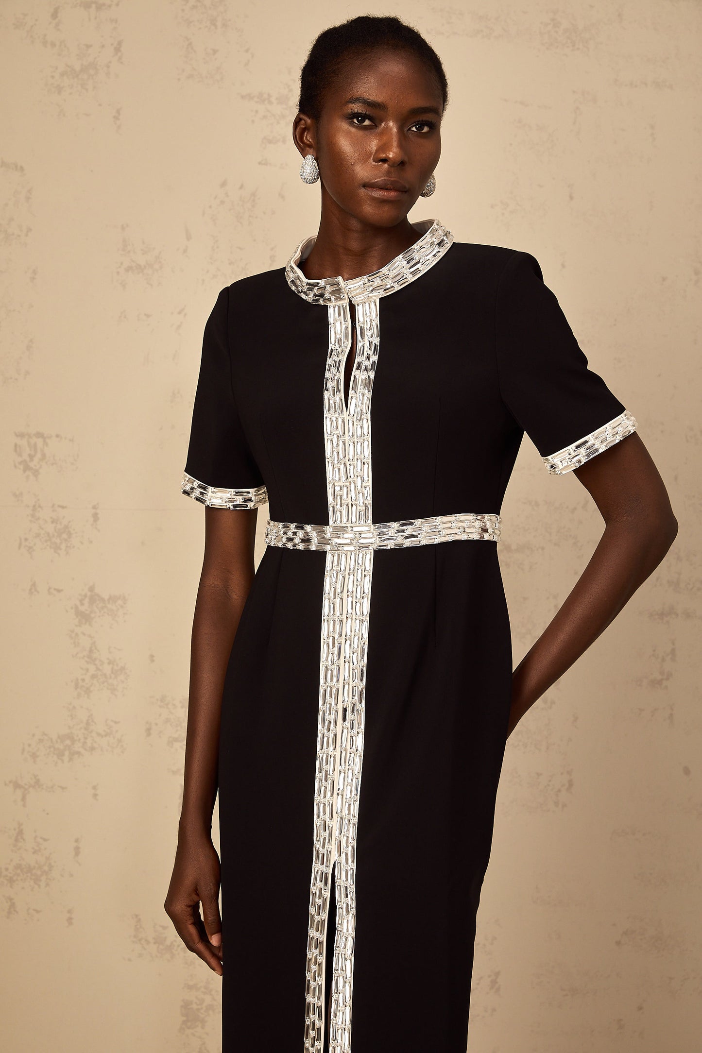 Mylène siyah ön yırtmaçlı kristal işlemeli maksi elbise