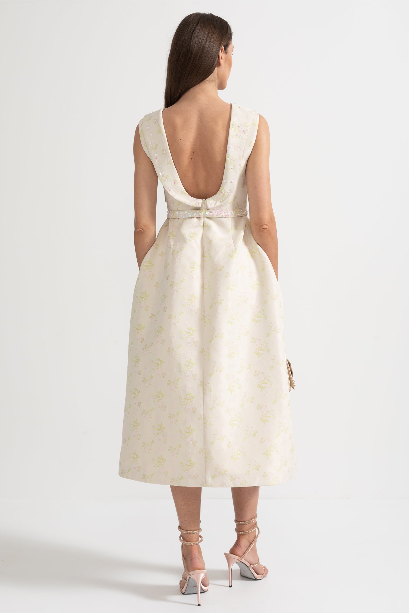 Nova Yüksek Yaka ve Ön Yırtmaçlı Çiçek İşlemeli Kolsuz Elbise