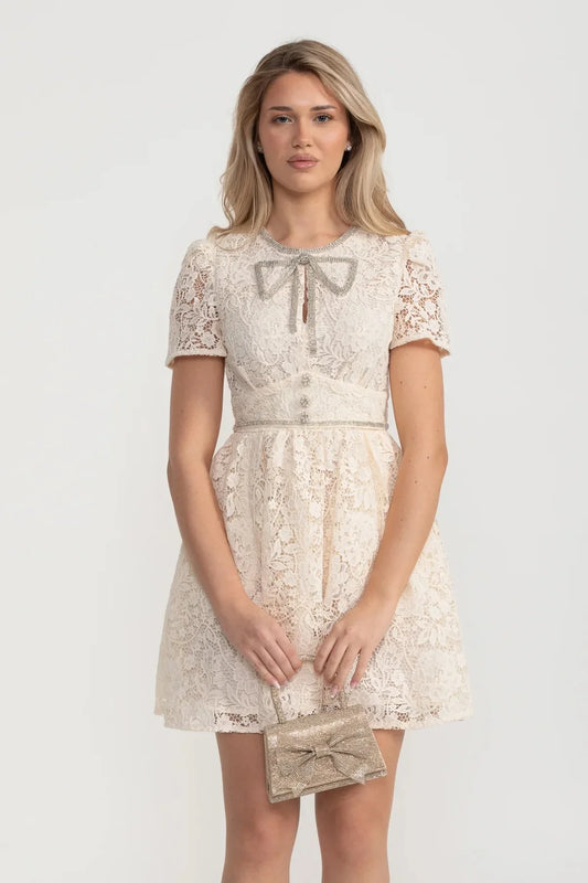 Yuvarlak Yakalı ve Dekoratif Fiyonklu Kısa Kollu Dantel Elbise - Fildişi
