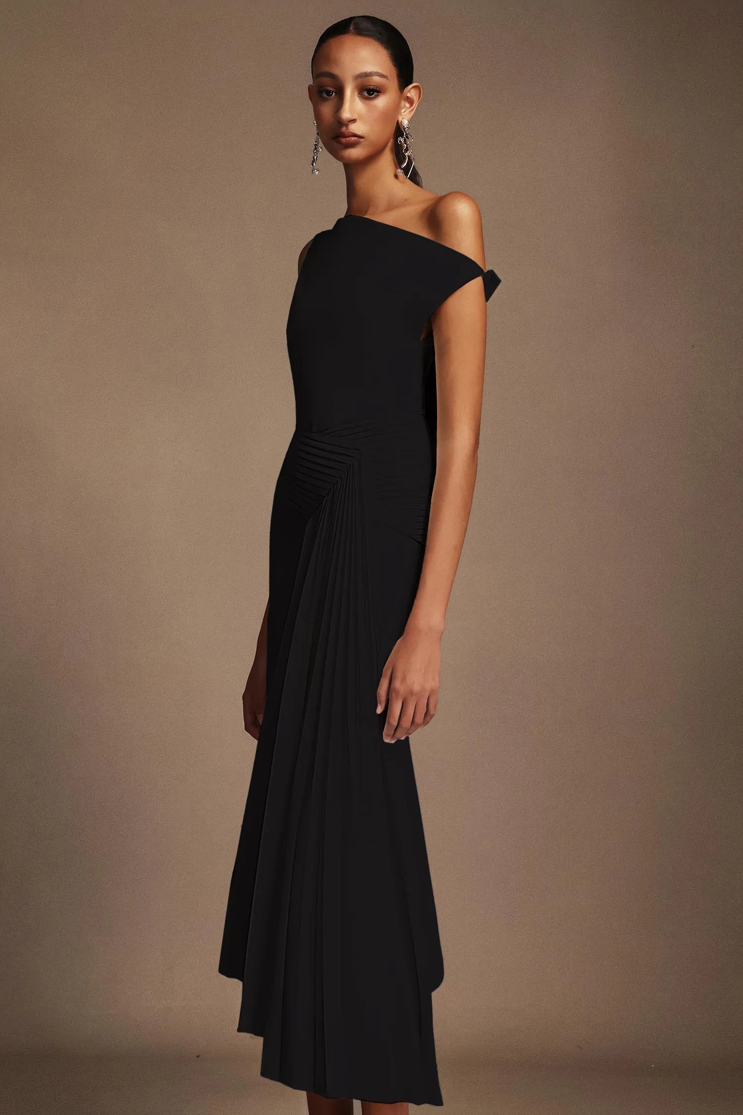 Paulina Oblique Omuz Kolsuz Kıvrımlı Midi Elbise Siyah