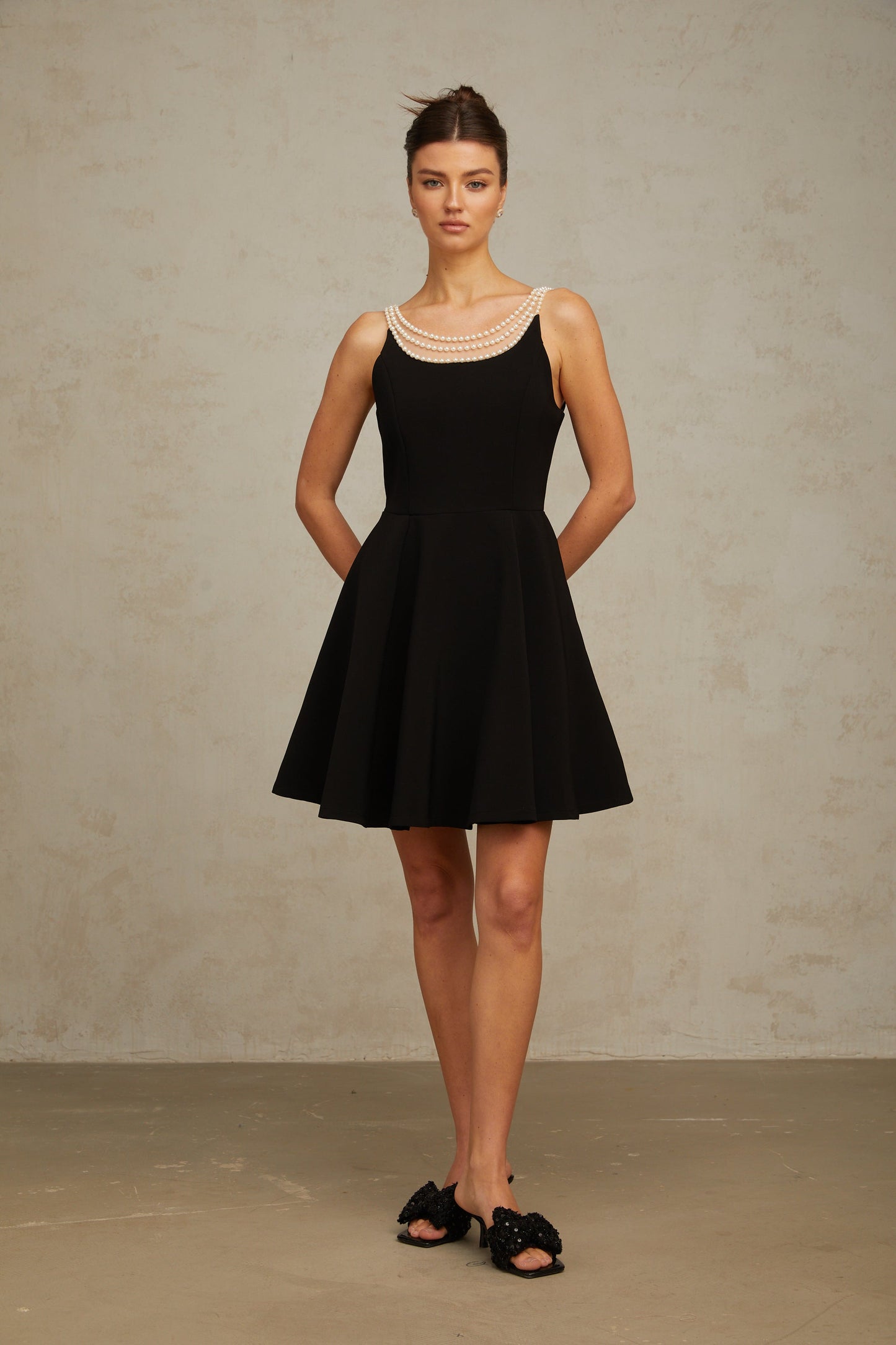 Danaé siyah suni inci işlemeli mini elbise