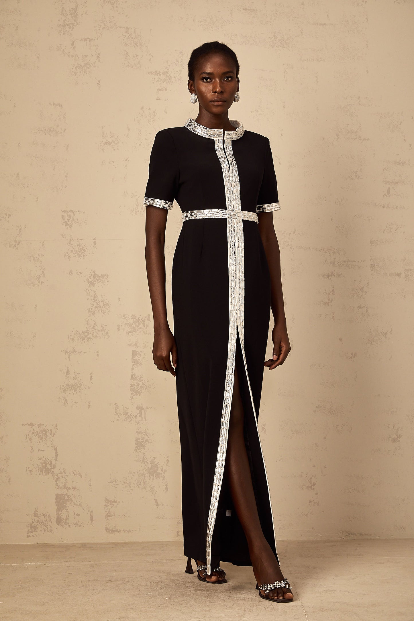 Mylène siyah ön yırtmaçlı kristal işlemeli maksi elbise