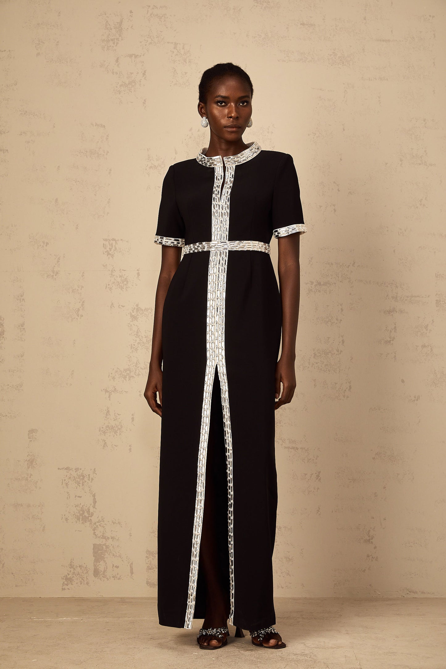 Mylène siyah ön yırtmaçlı kristal işlemeli maksi elbise