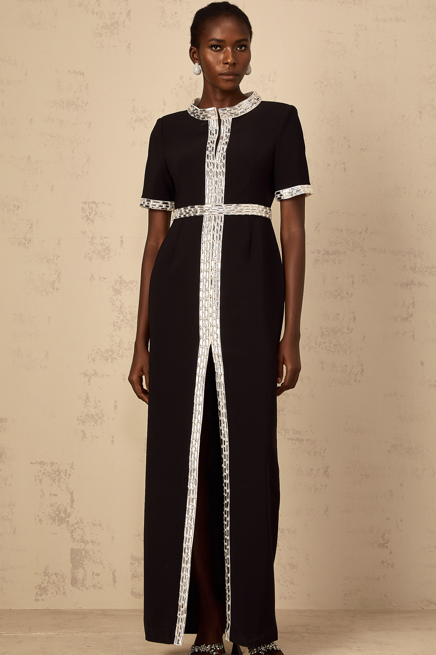 Mylène siyah ön yırtmaçlı kristal işlemeli maksi elbise