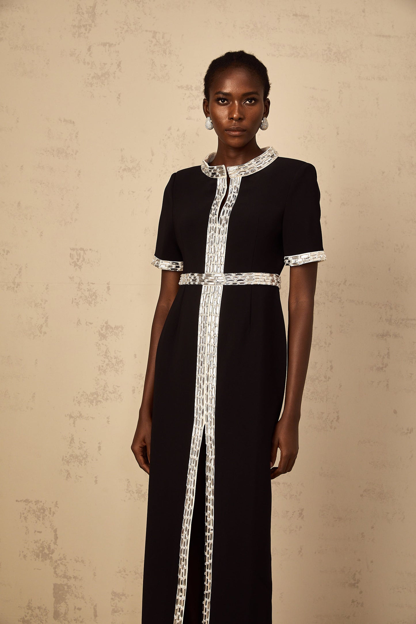 Mylène siyah ön yırtmaçlı kristal işlemeli maksi elbise