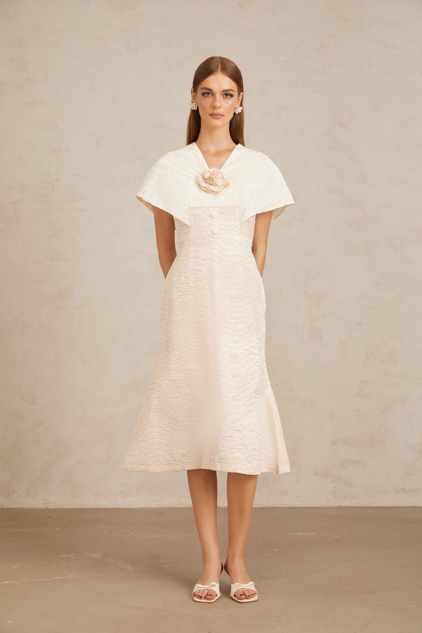 Clémence 3D Yapraklı Beyaz Dokulu Midi Elbise