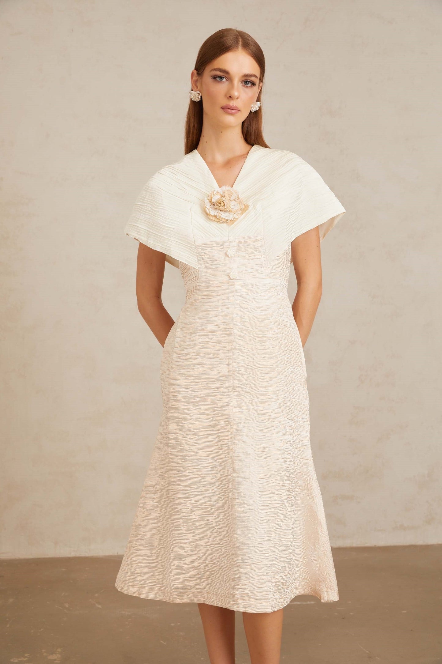 Clémence 3D Yapraklı Beyaz Dokulu Midi Elbise