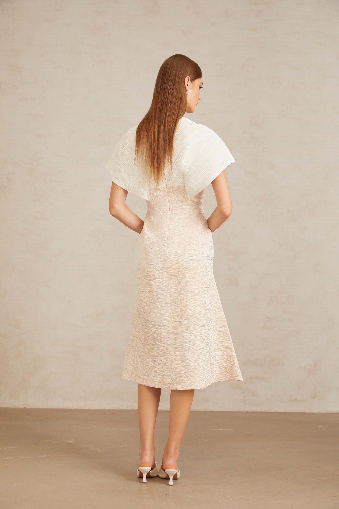 Clémence 3D Yapraklı Beyaz Dokulu Midi Elbise