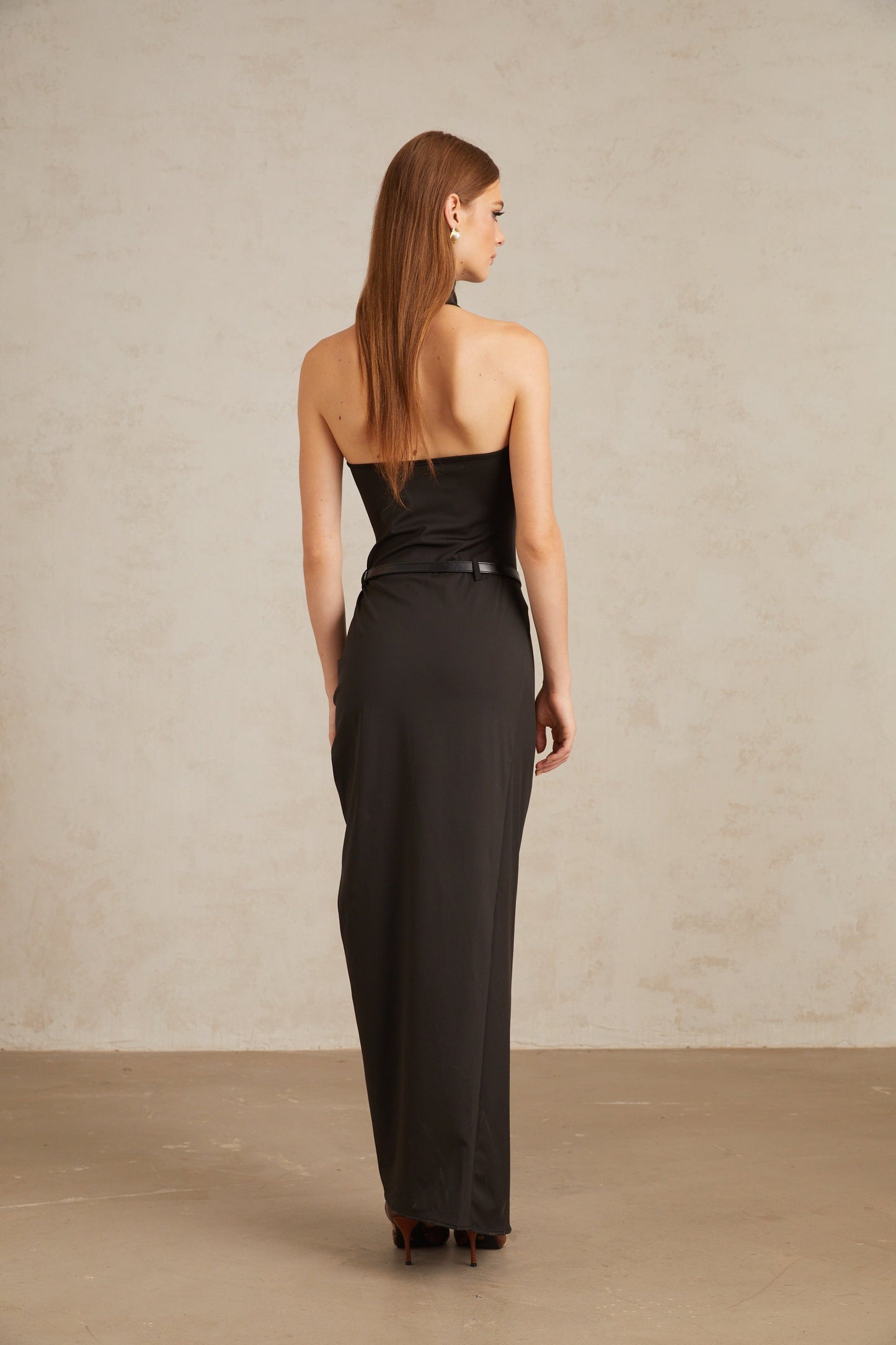 Uranie Siyah Büzgülü Boyundan Bağlı Uzun Elbise