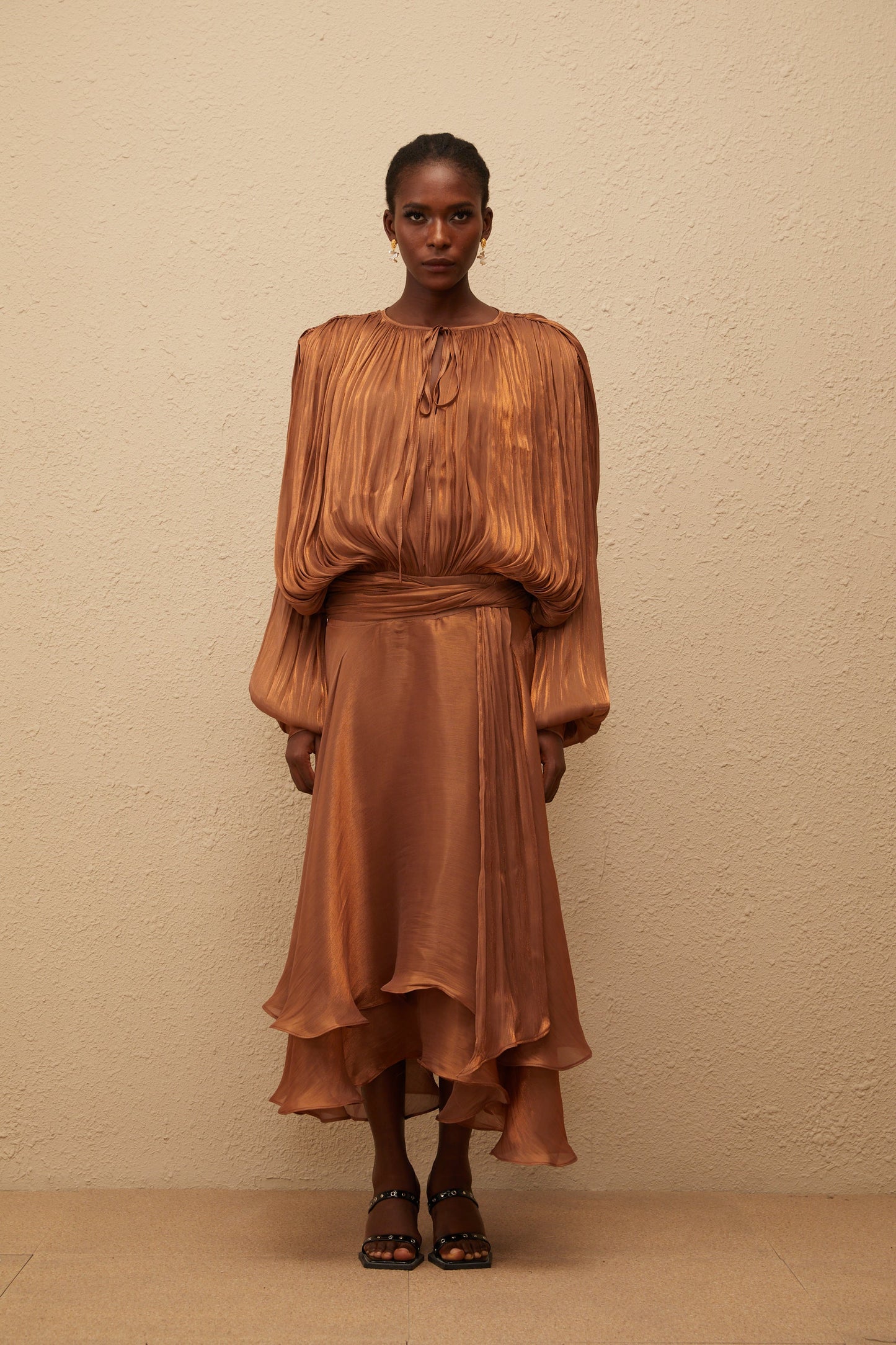 Eugénie Kahverengi Pileli Volanlı Uzun Elbise