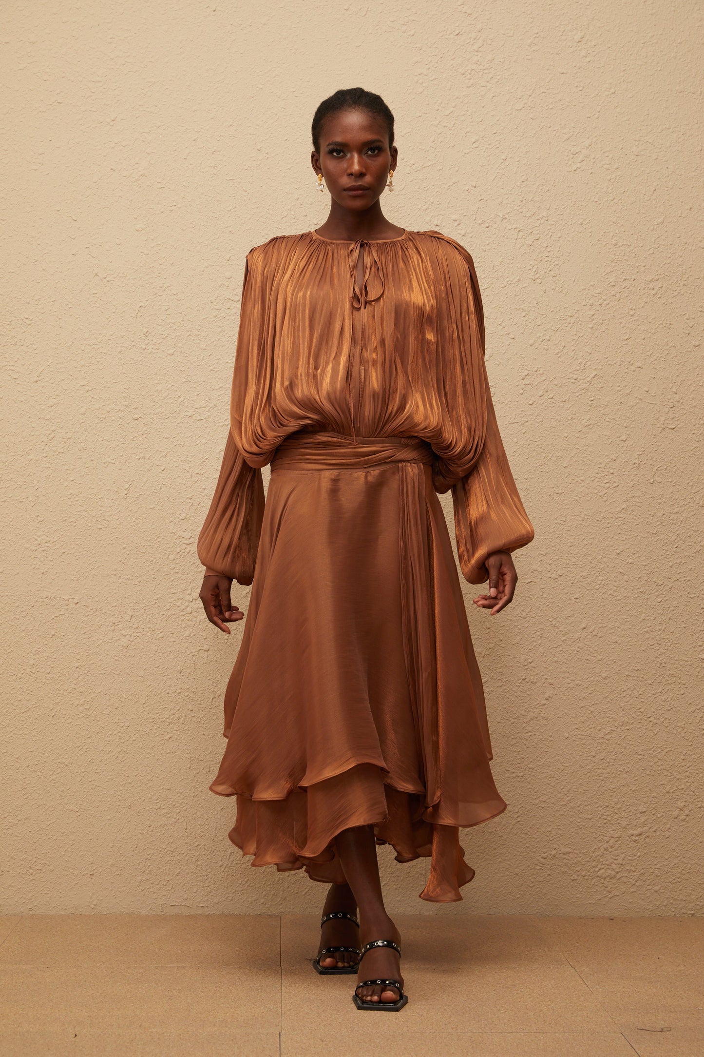 Eugénie Kahverengi Pileli Volanlı Uzun Elbise