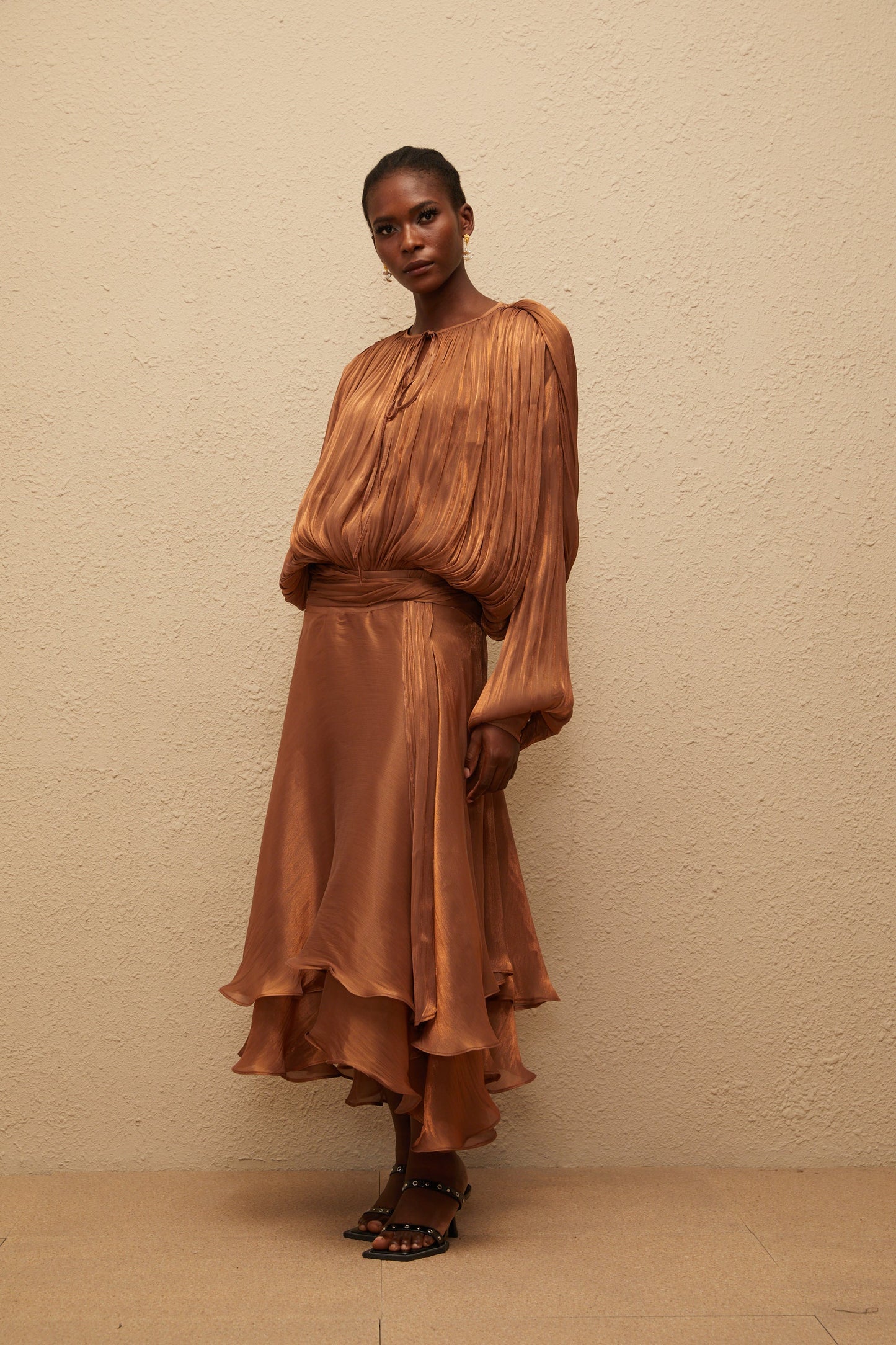 Eugénie Kahverengi Pileli Volanlı Uzun Elbise