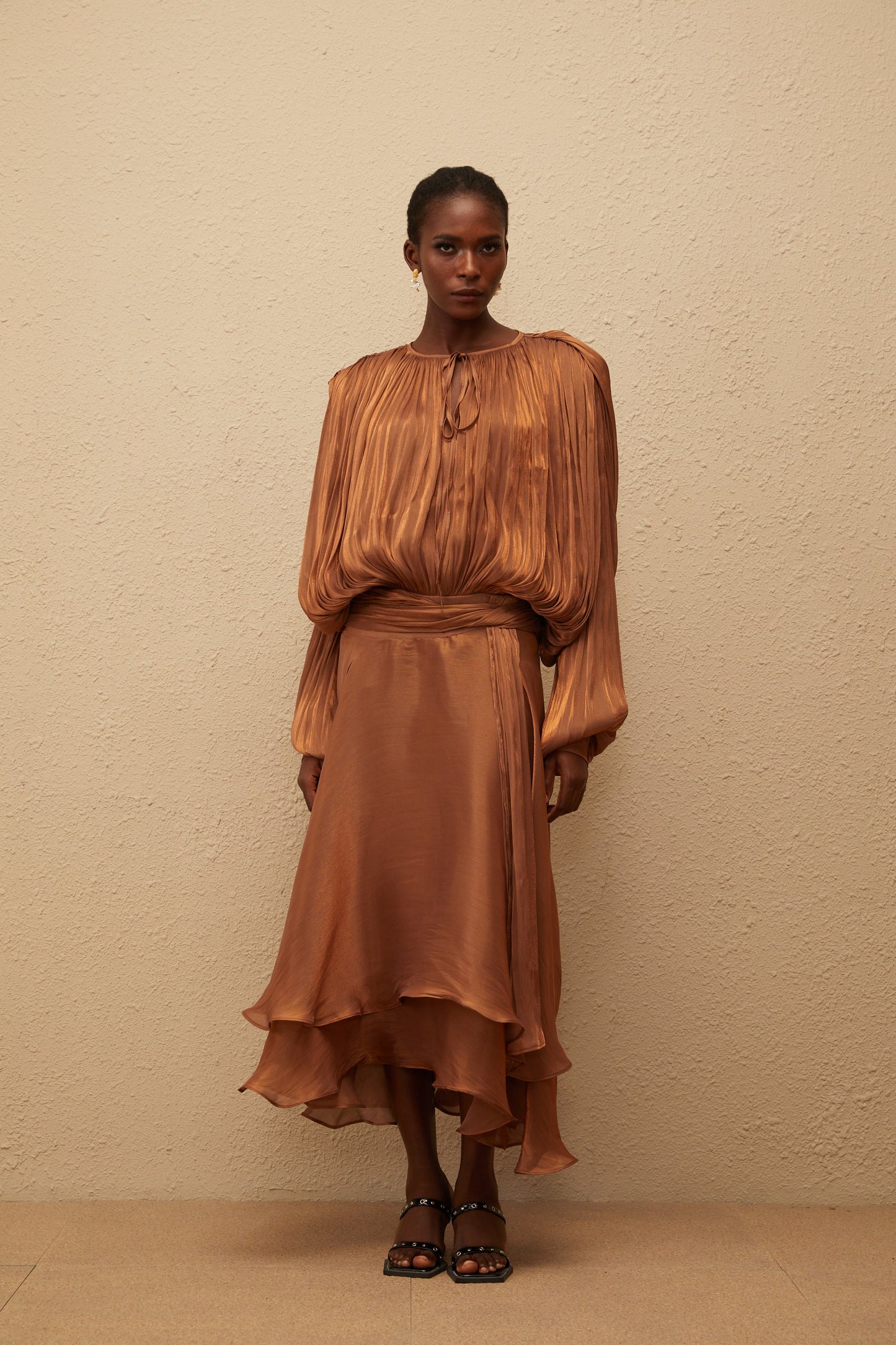 Eugénie Kahverengi Pileli Volanlı Uzun Elbise