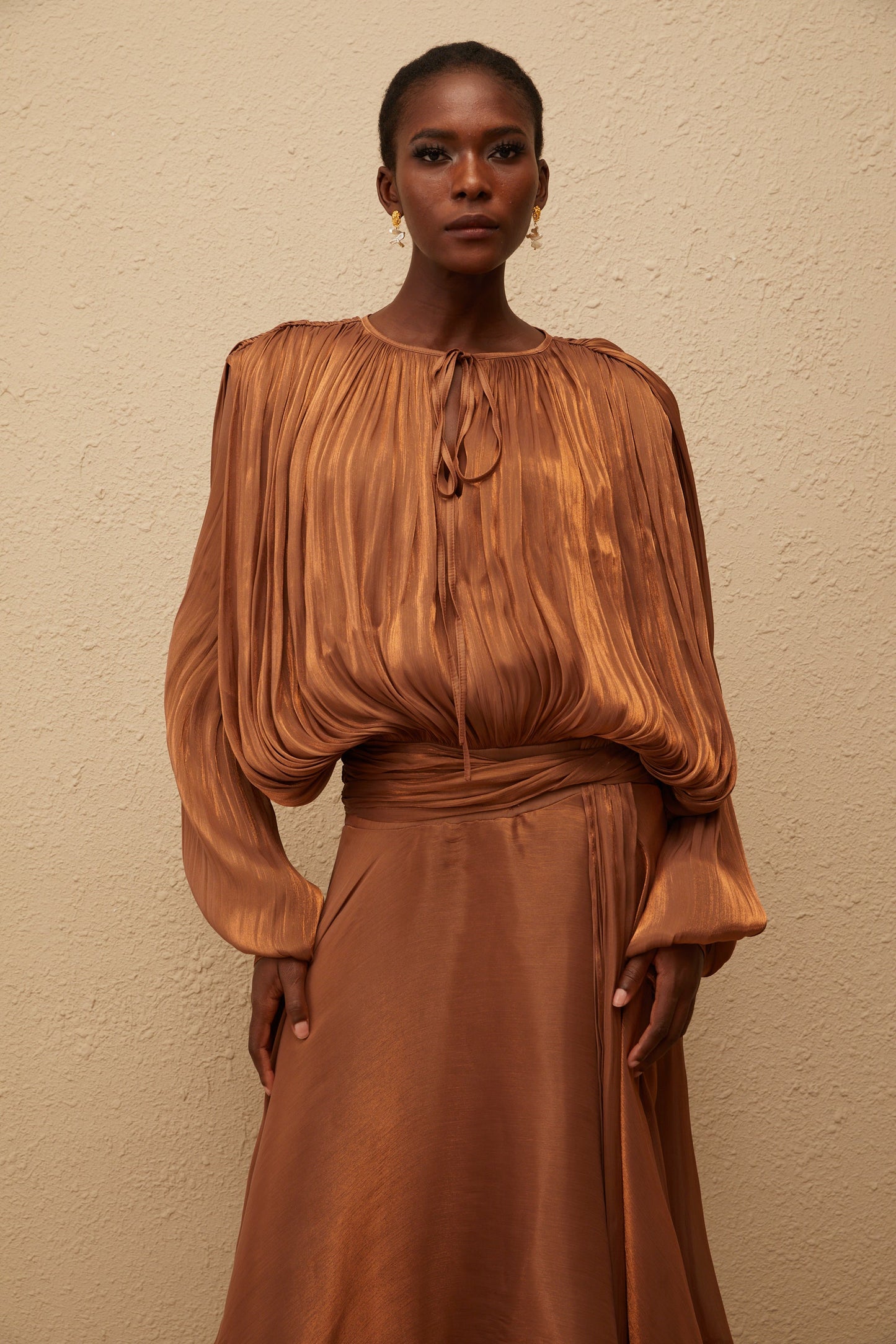 Eugénie Kahverengi Pileli Volanlı Uzun Elbise