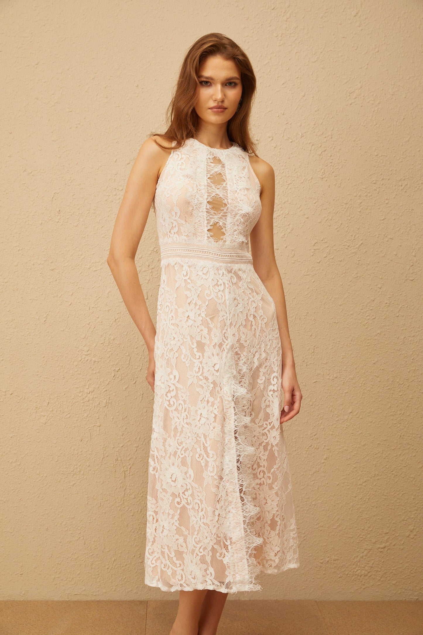 Kiraz Beyazı Açık Sırtlı Çiçekli Dantel Midi Elbise