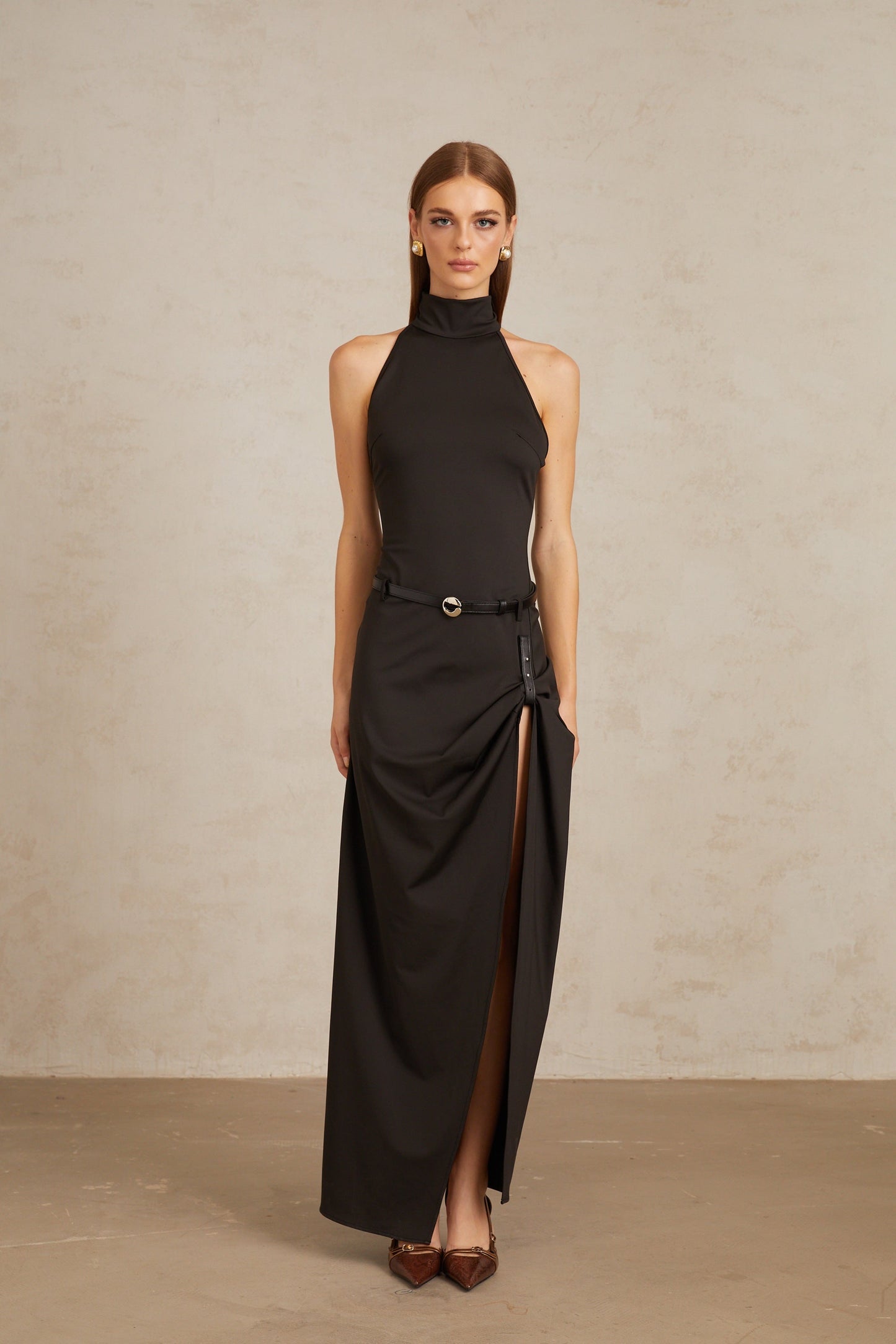 Uranie Siyah Büzgülü Boyundan Bağlı Uzun Elbise