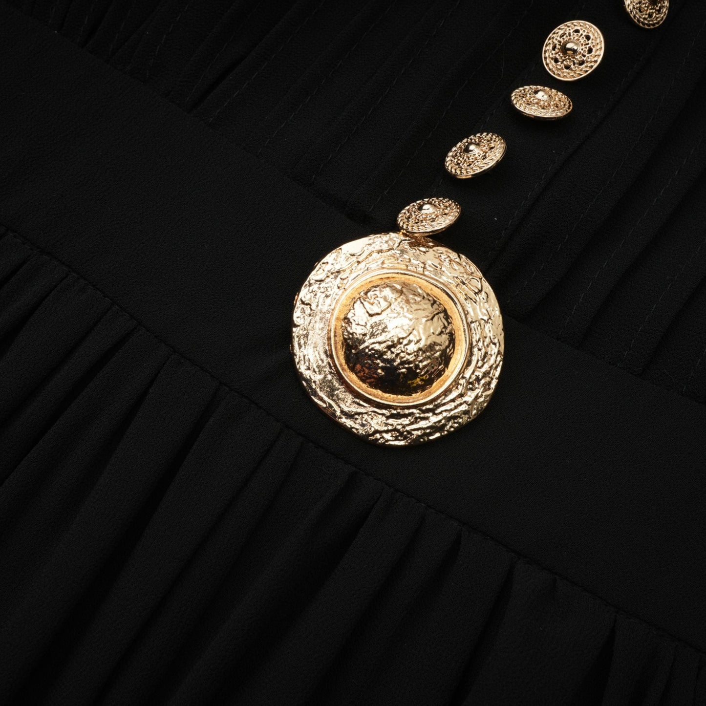 Viviane Siyah Pileli Düğmeli Ön Midi Elbise