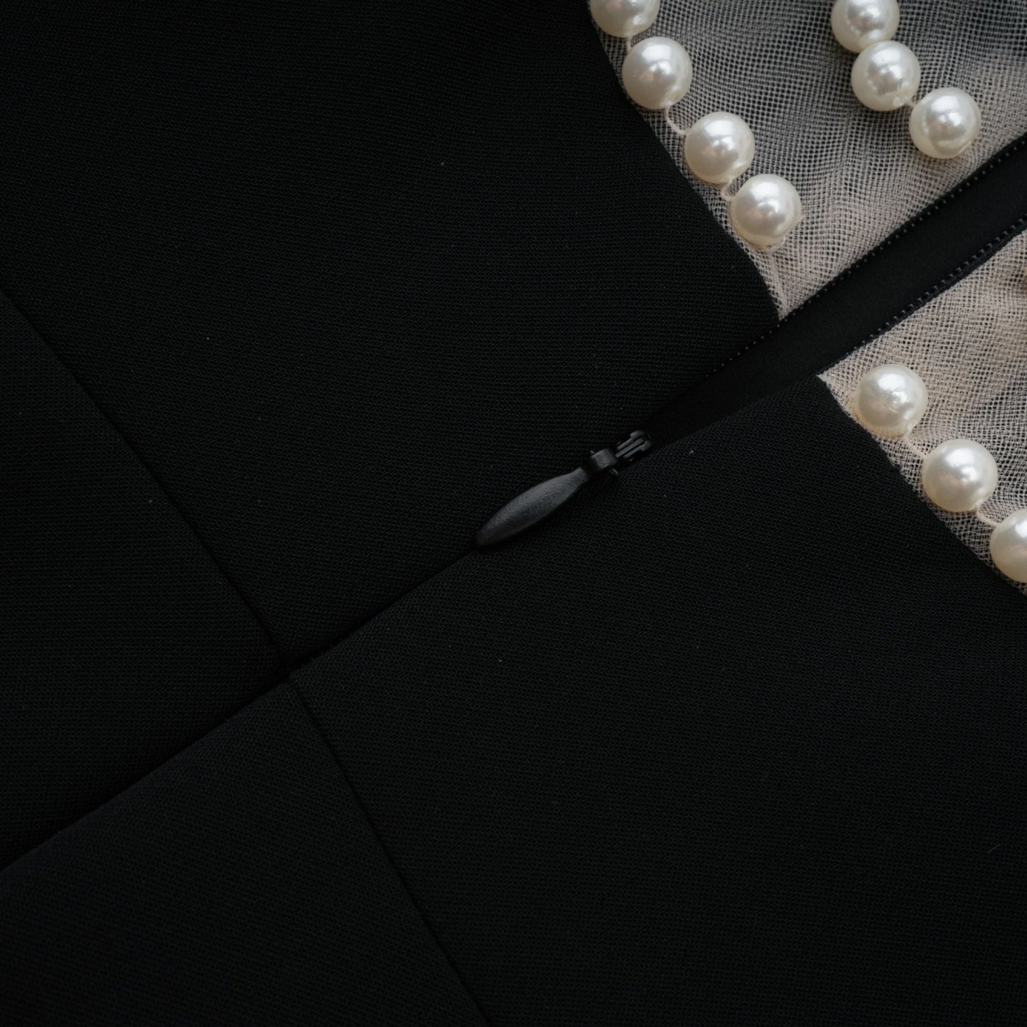 Danaé siyah suni inci işlemeli mini elbise