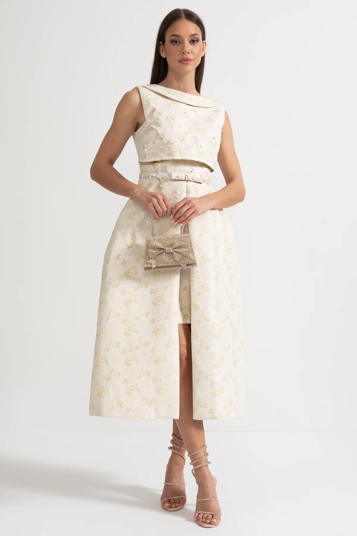 Nova Yüksek Yaka ve Ön Yırtmaçlı Çiçek İşlemeli Kolsuz Elbise