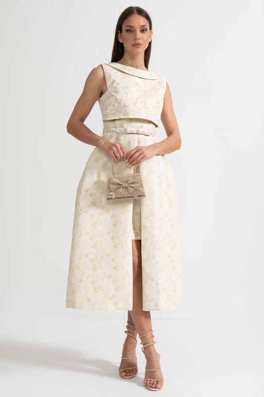 Nova Yüksek Yaka ve Ön Yırtmaçlı Çiçek İşlemeli Kolsuz Elbise