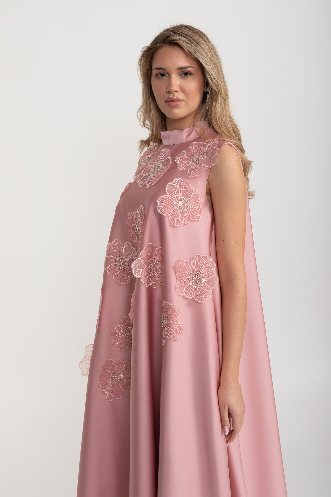 Émilie İşlemeli Kolsuz Çiçek Aplikeli Maxi Elbise