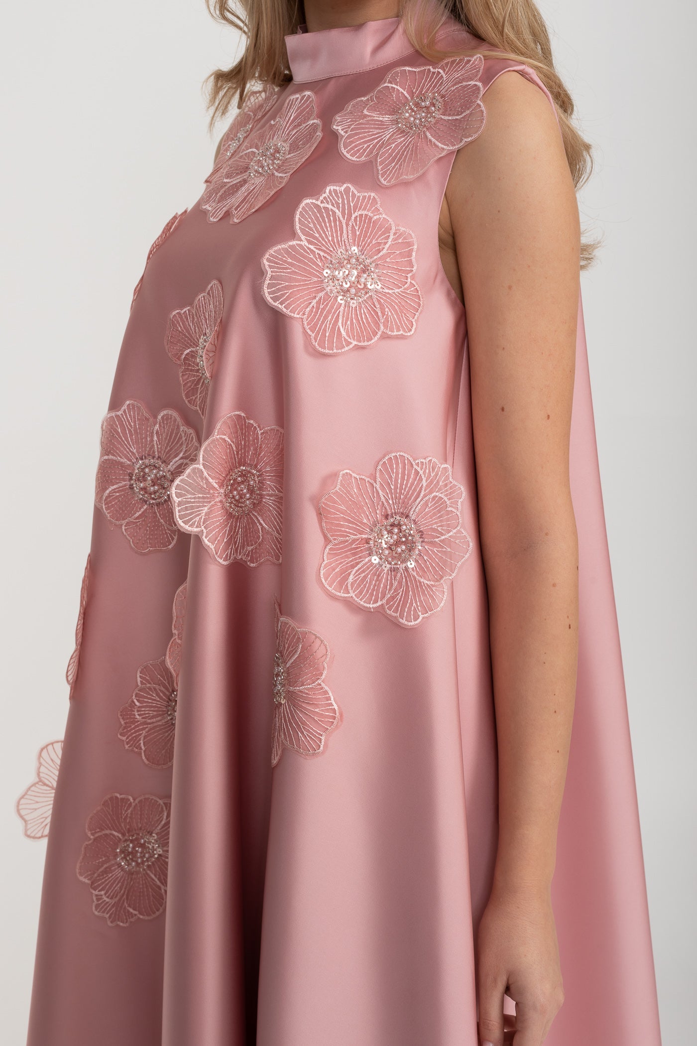 Émilie İşlemeli Kolsuz Çiçek Aplikeli Maxi Elbise