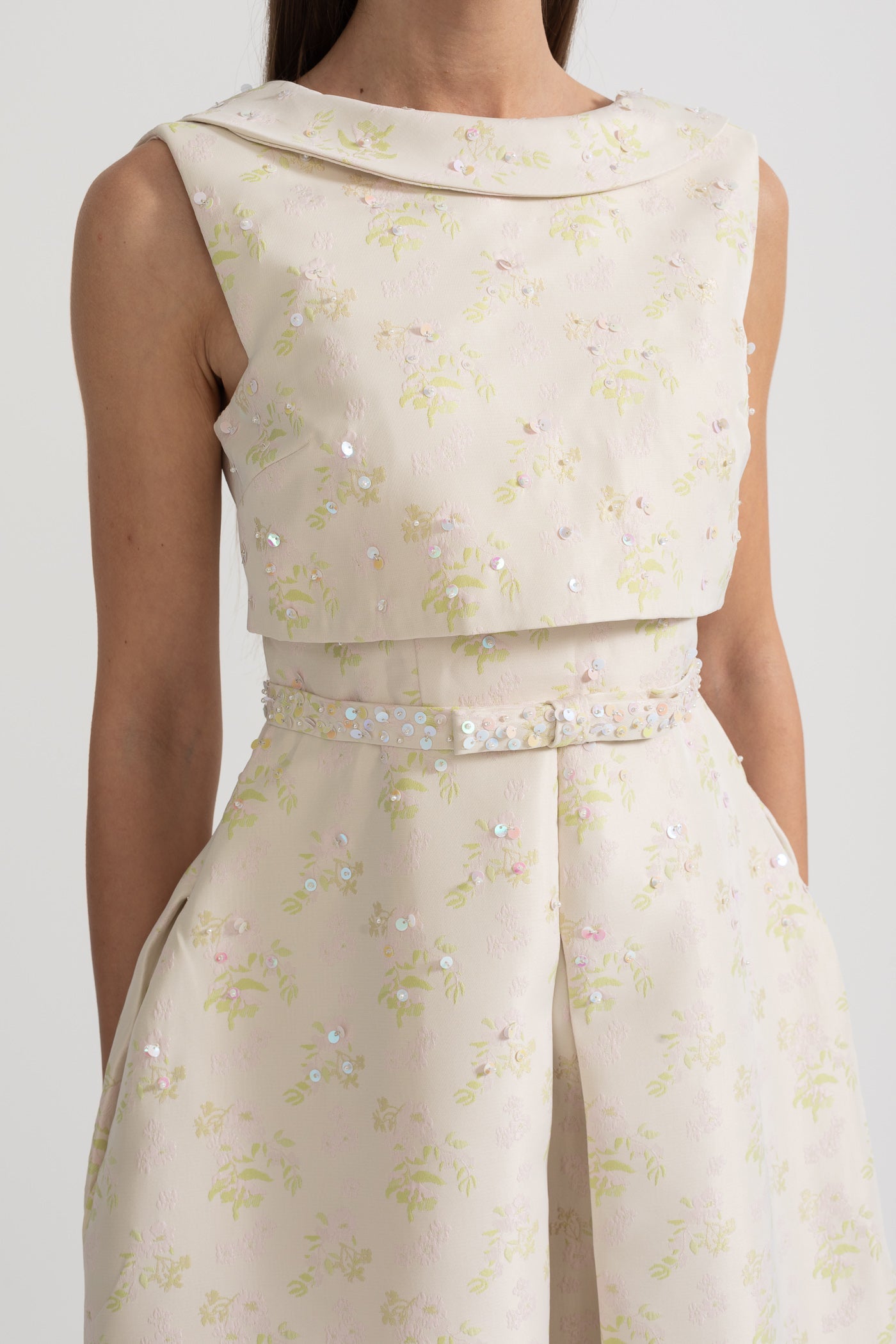 Nova Yüksek Yaka ve Ön Yırtmaçlı Çiçek İşlemeli Kolsuz Elbise