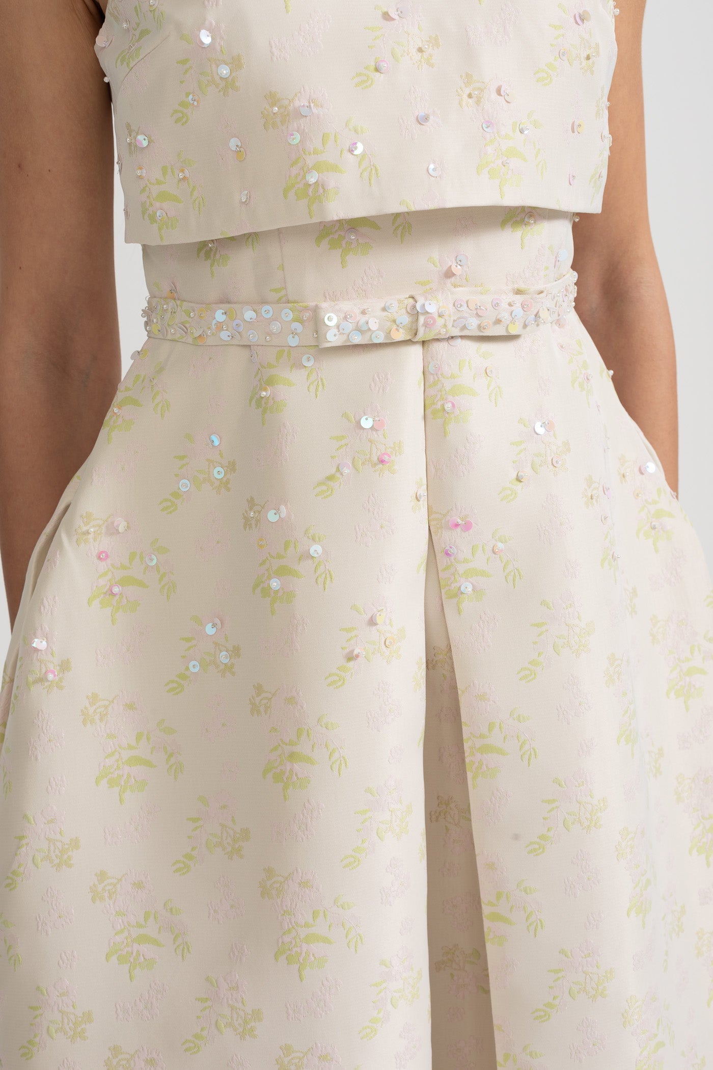 Nova Yüksek Yaka ve Ön Yırtmaçlı Çiçek İşlemeli Kolsuz Elbise