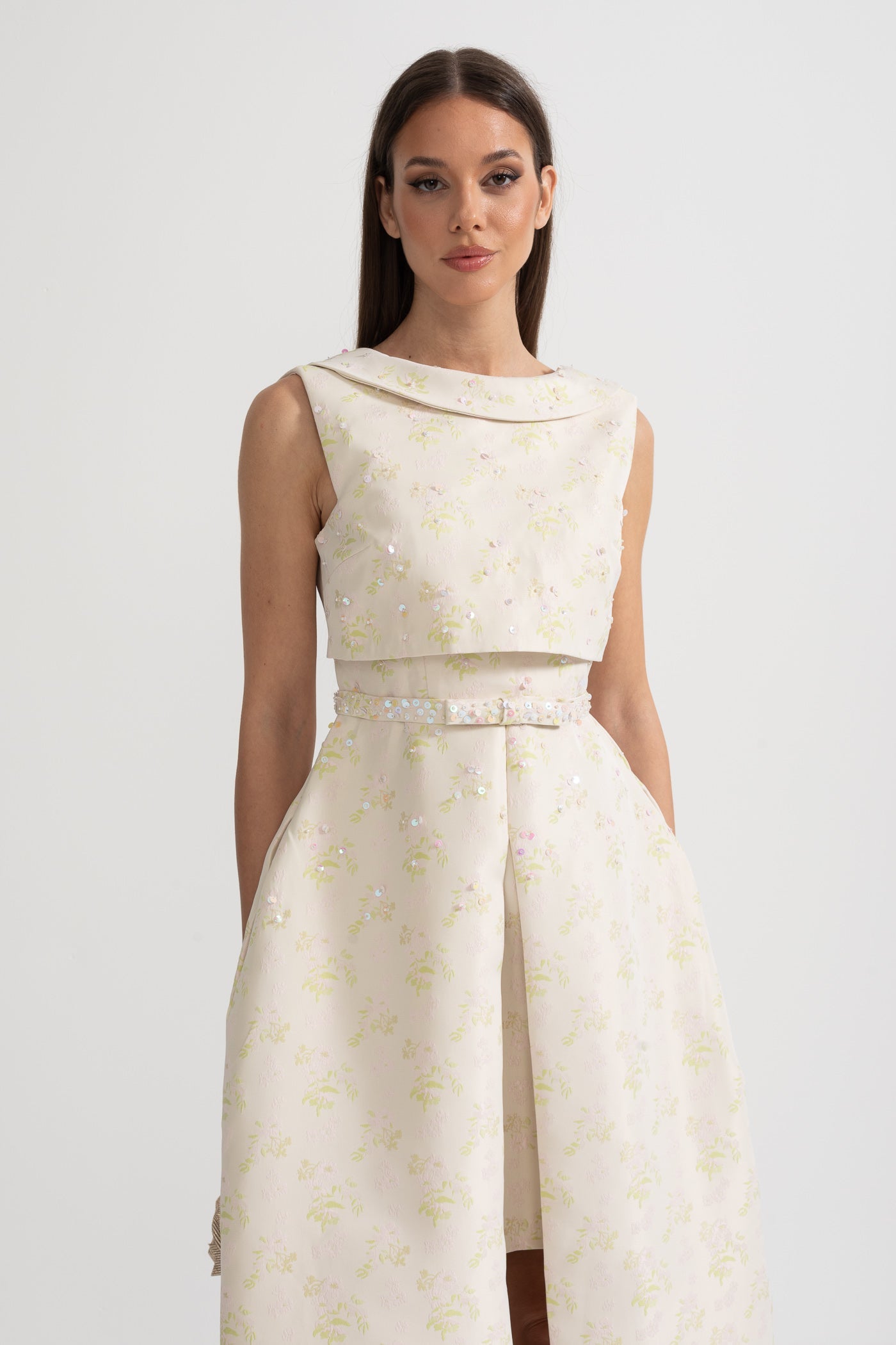 Nova Yüksek Yaka ve Ön Yırtmaçlı Çiçek İşlemeli Kolsuz Elbise