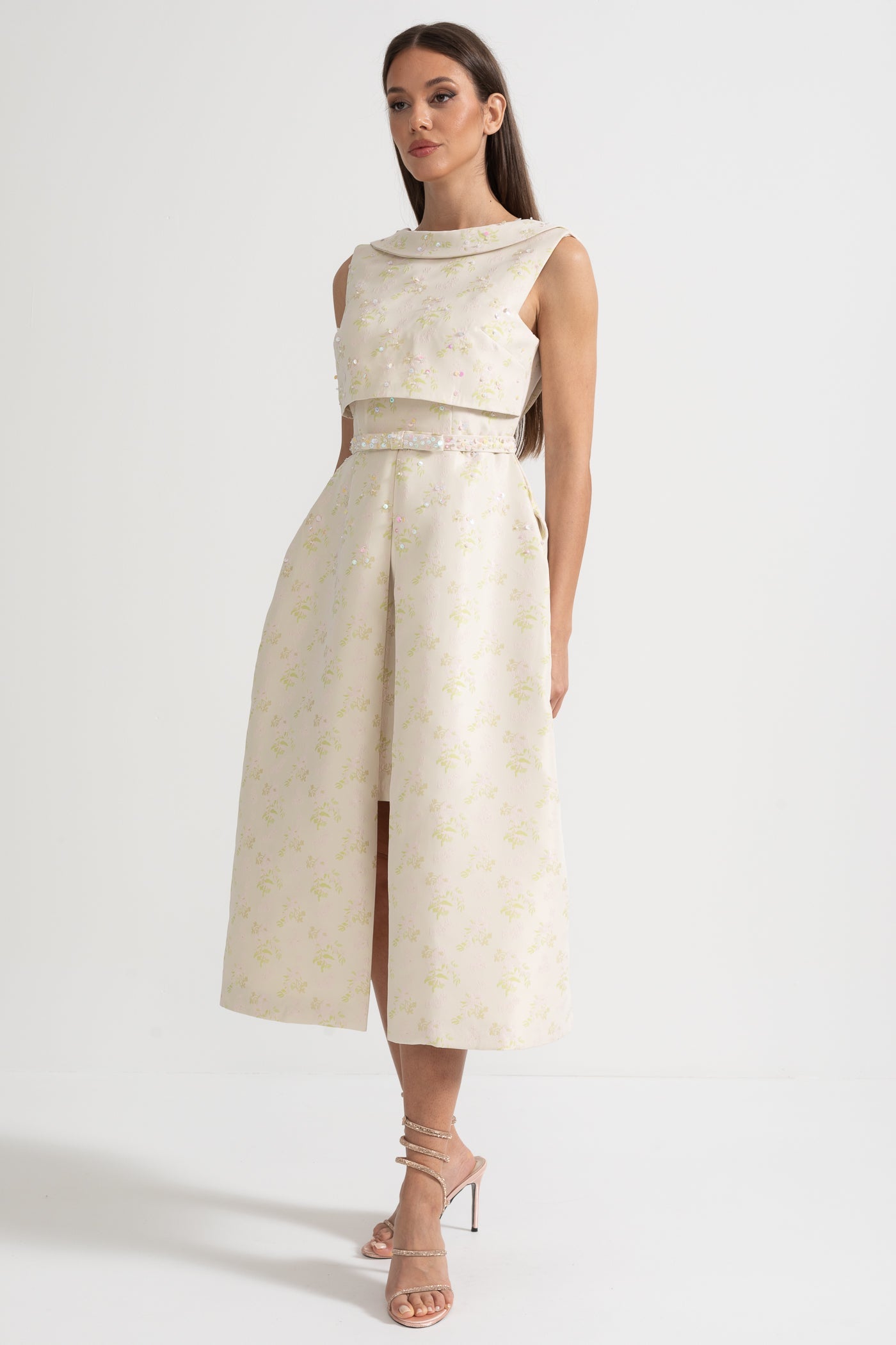 Nova Yüksek Yaka ve Ön Yırtmaçlı Çiçek İşlemeli Kolsuz Elbise