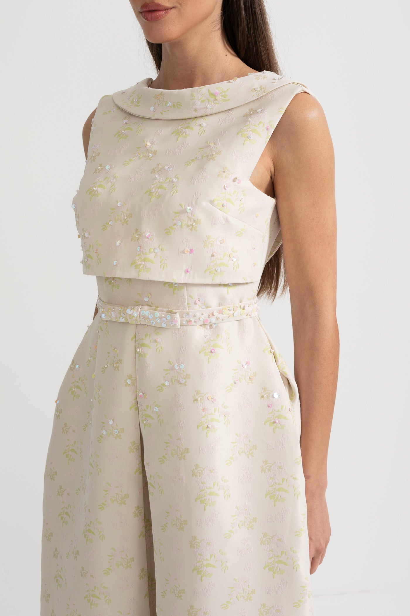 Nova Yüksek Yaka ve Ön Yırtmaçlı Çiçek İşlemeli Kolsuz Elbise