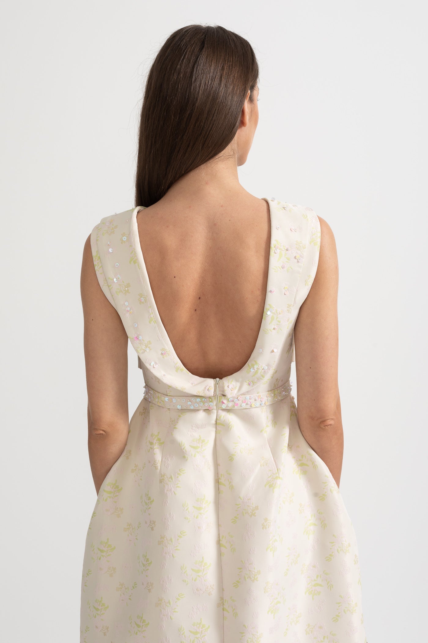 Nova Yüksek Yaka ve Ön Yırtmaçlı Çiçek İşlemeli Kolsuz Elbise