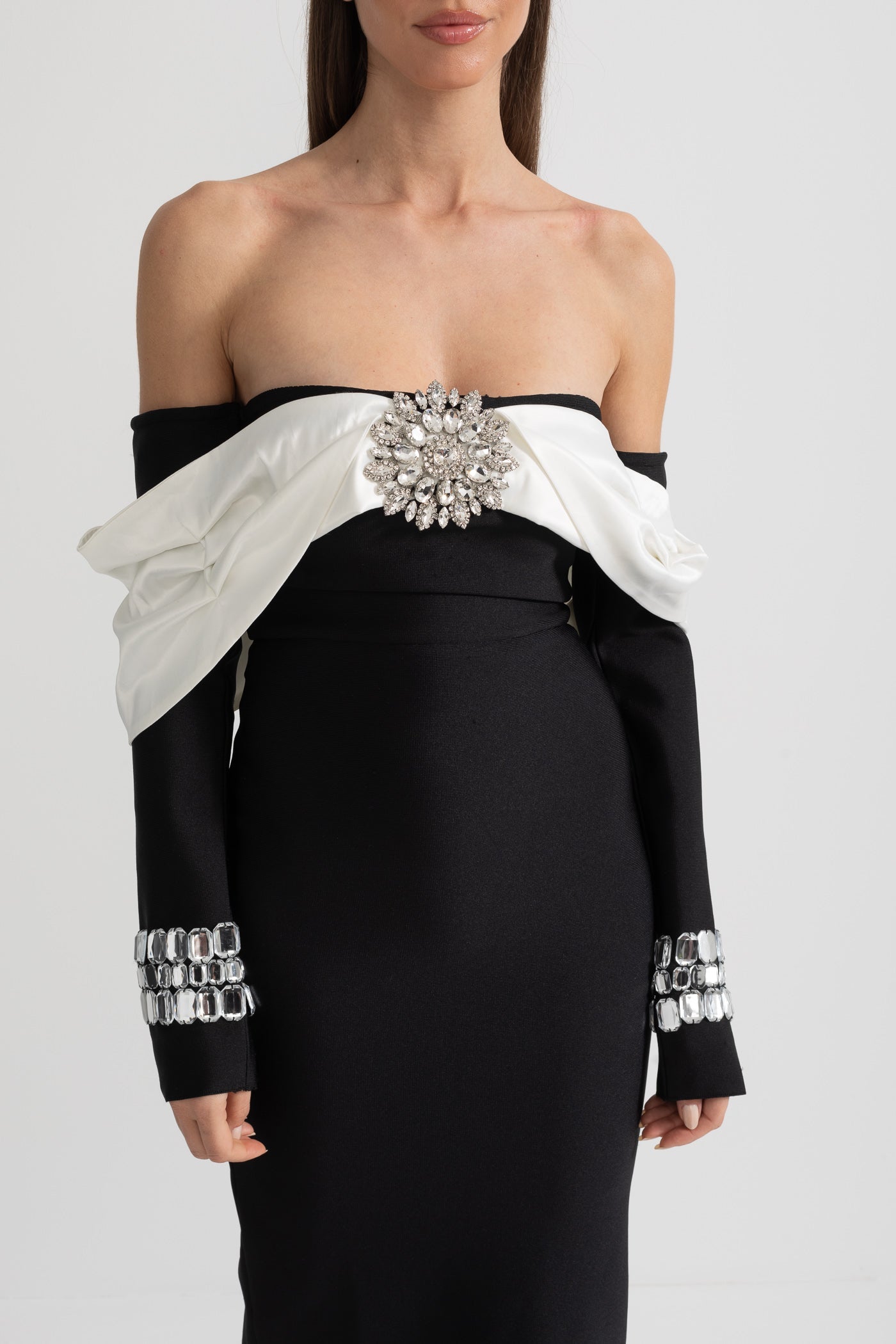 Kontrast Büstiyer ve Parıltılı Süslemelerle Şık Omuz Açık Elbis