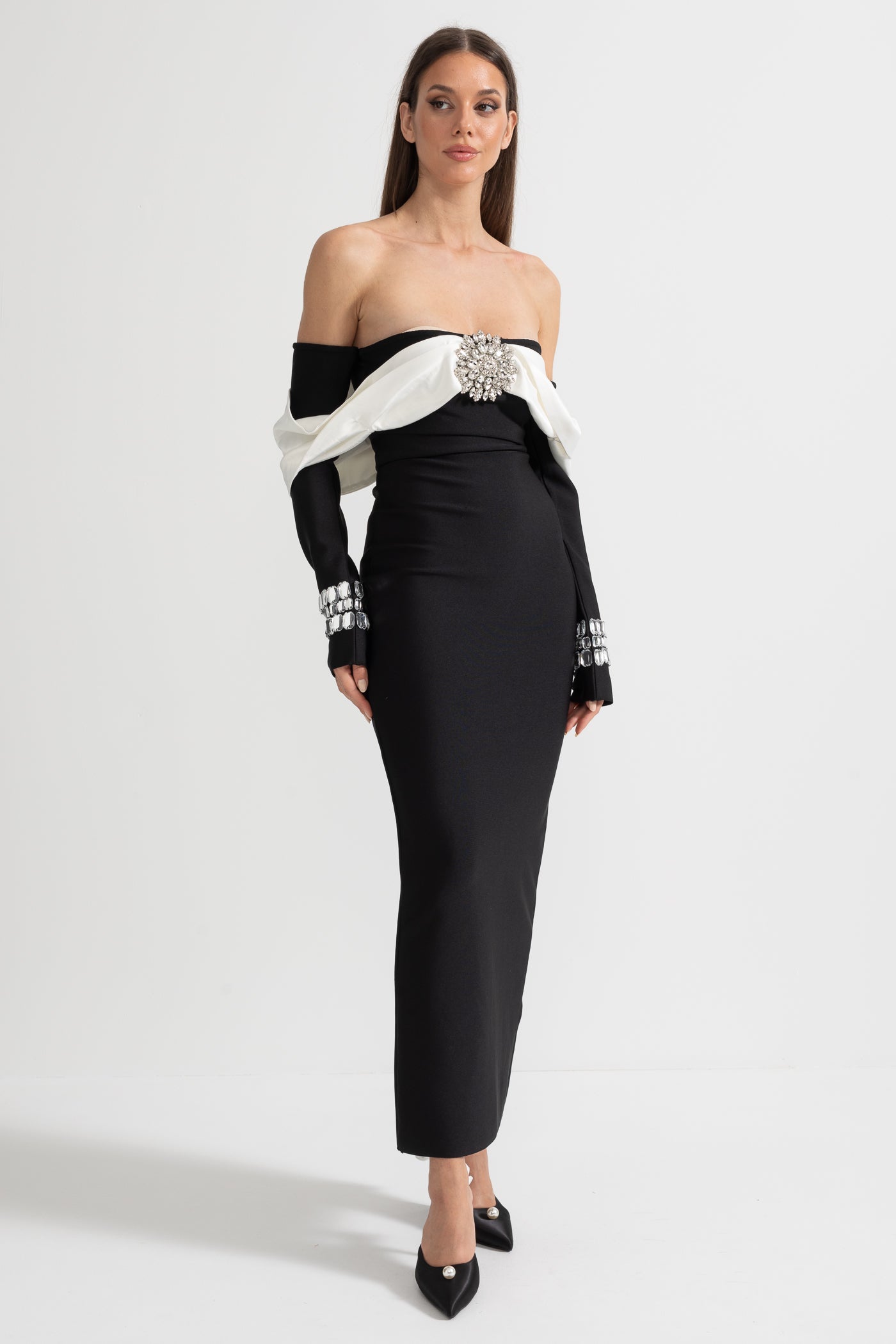 Kontrast Büstiyer ve Parıltılı Süslemelerle Şık Omuz Açık Elbis