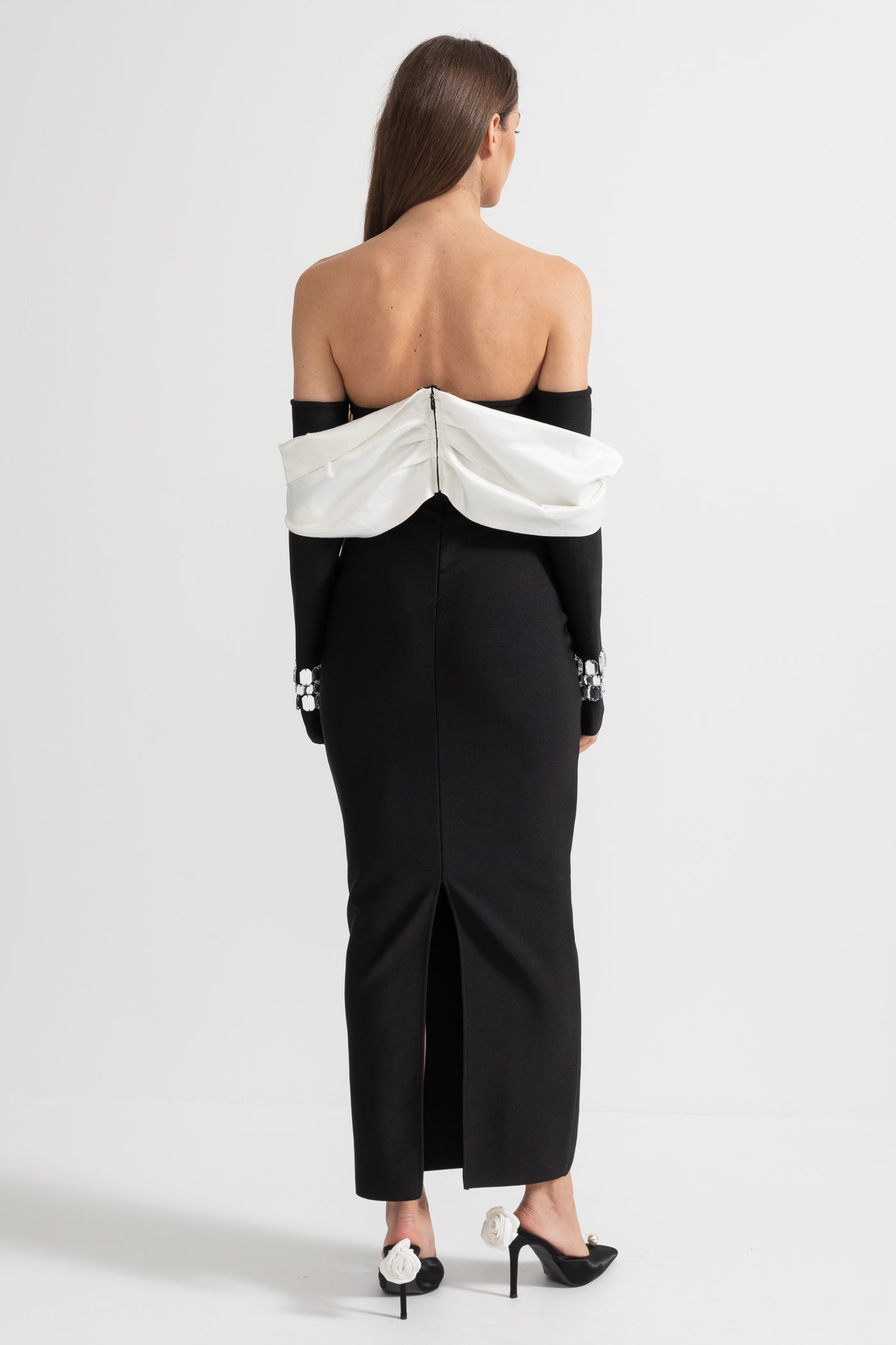 Kontrast Büstiyer ve Parıltılı Süslemelerle Şık Omuz Açık Elbis