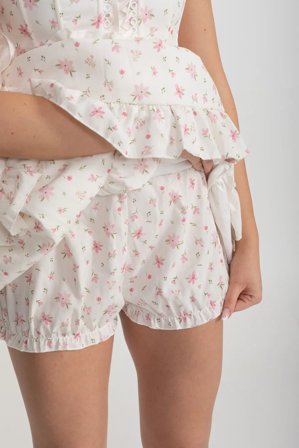 Pembe Çiçek Desenli ve Önü Bağcıklı Detaylara Sahip Kolsuz Yazlık Elbise - Beyaz